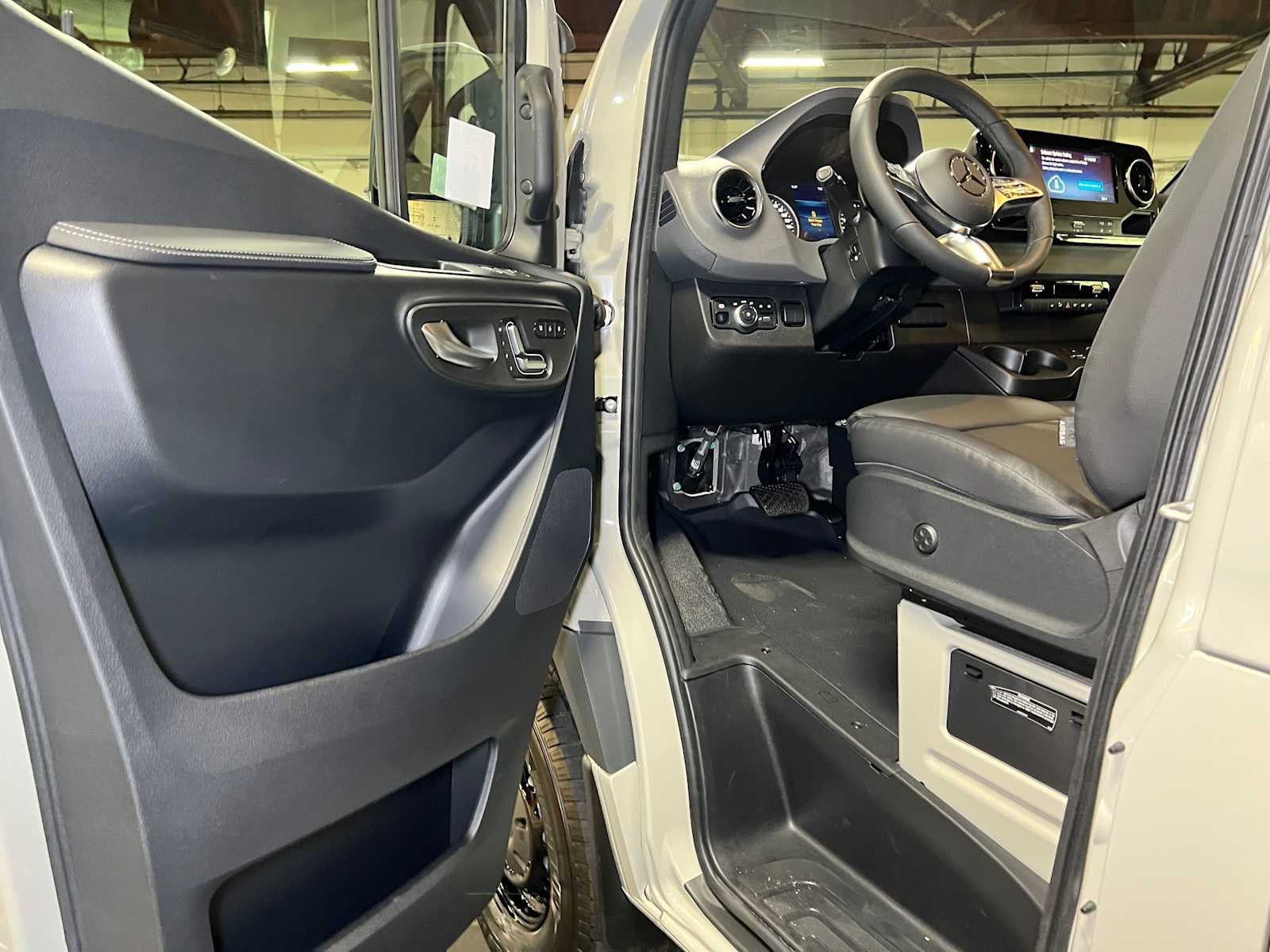 2026 Mercedes-Benz Sprinter Crew 2500 Standard Roof I4 Diesel HO 144 AWD