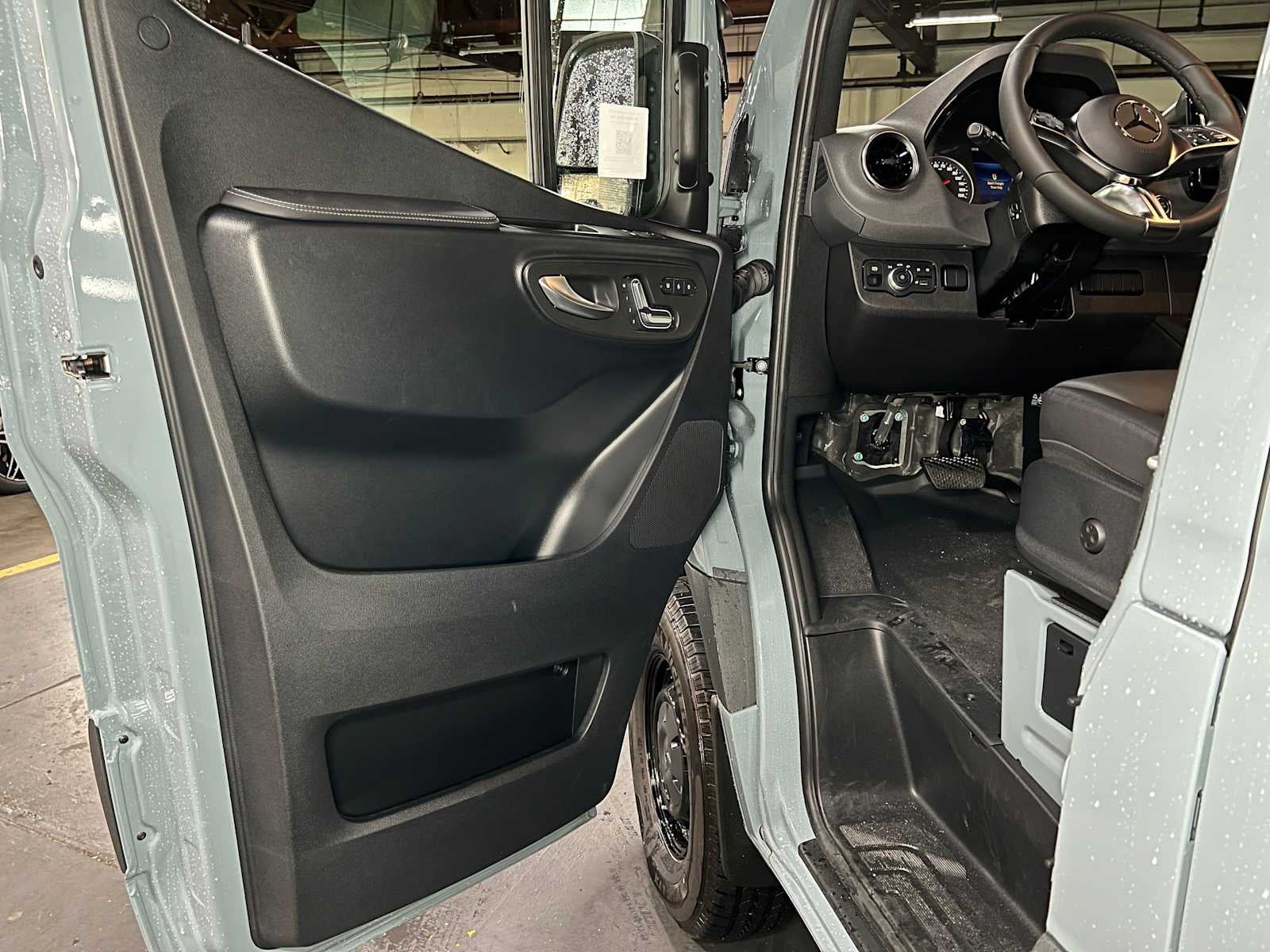 2026 Mercedes-Benz Sprinter Crew 2500 Standard Roof I4 Diesel HO 144 AWD