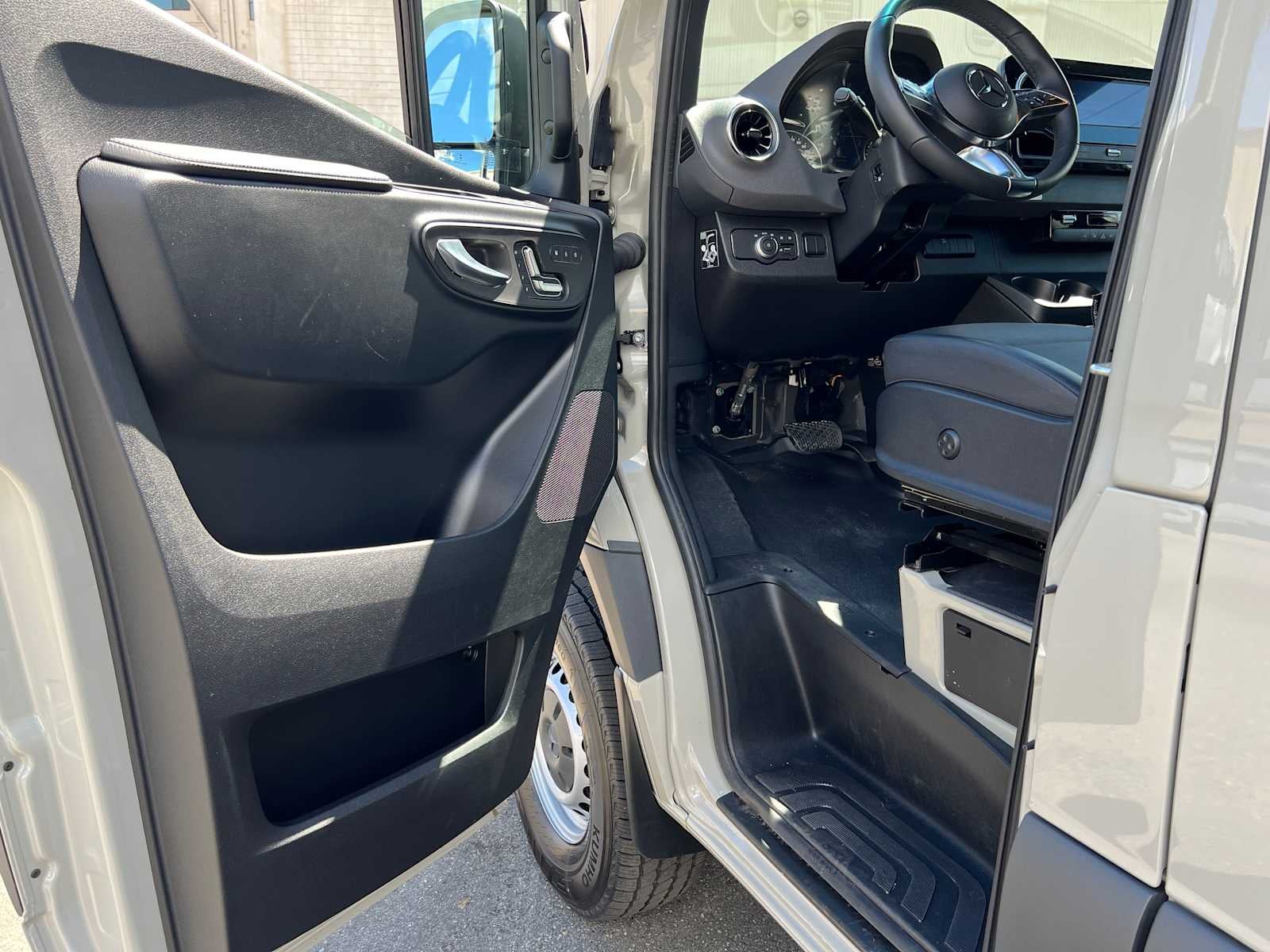 2026 Mercedes-Benz Sprinter 2500 Standard Roof I4 Diesel HO 144 AWD