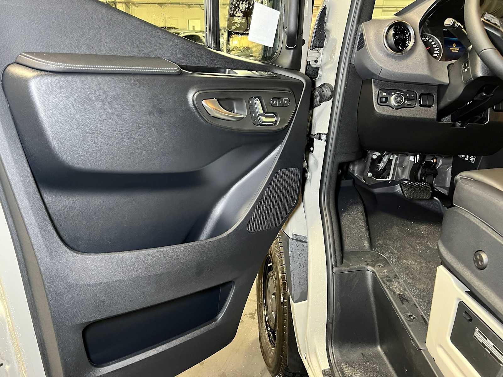 2026 Mercedes-Benz Sprinter 2500 Standard Roof I4 Diesel HO 144 AWD