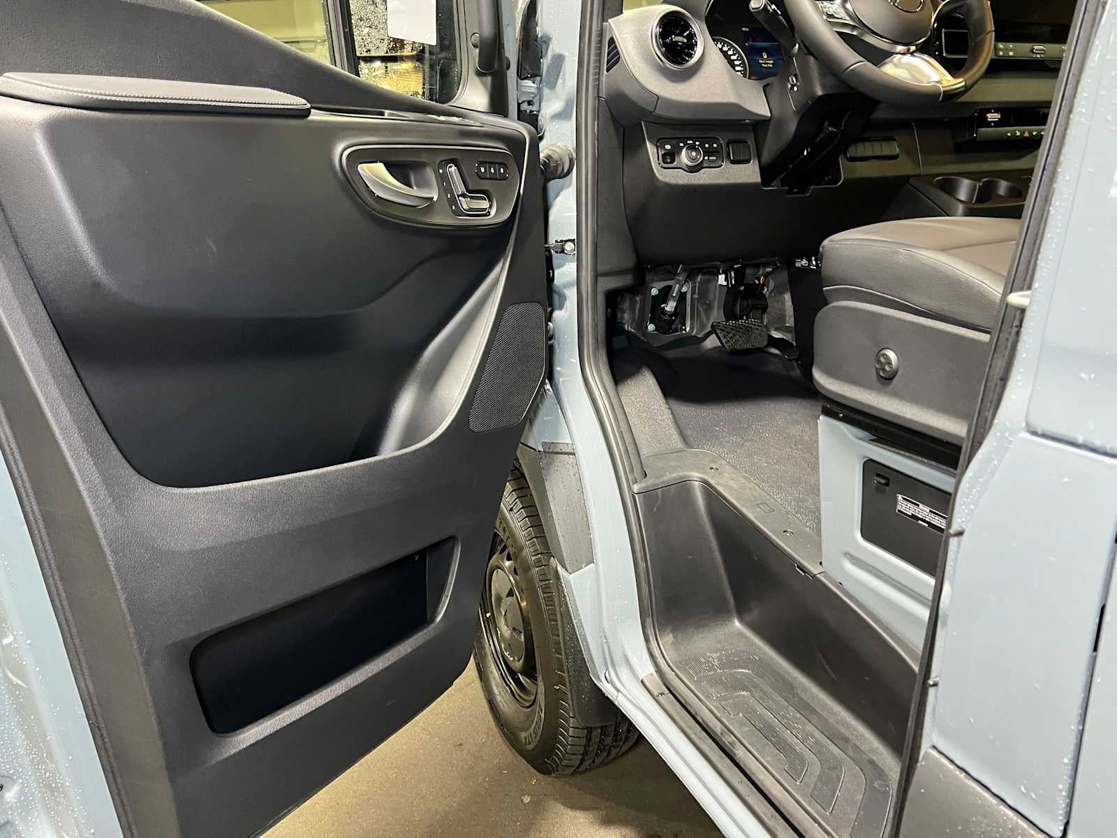 2026 Mercedes-Benz Sprinter Crew 2500 Standard Roof I4 Diesel HO 144 AWD