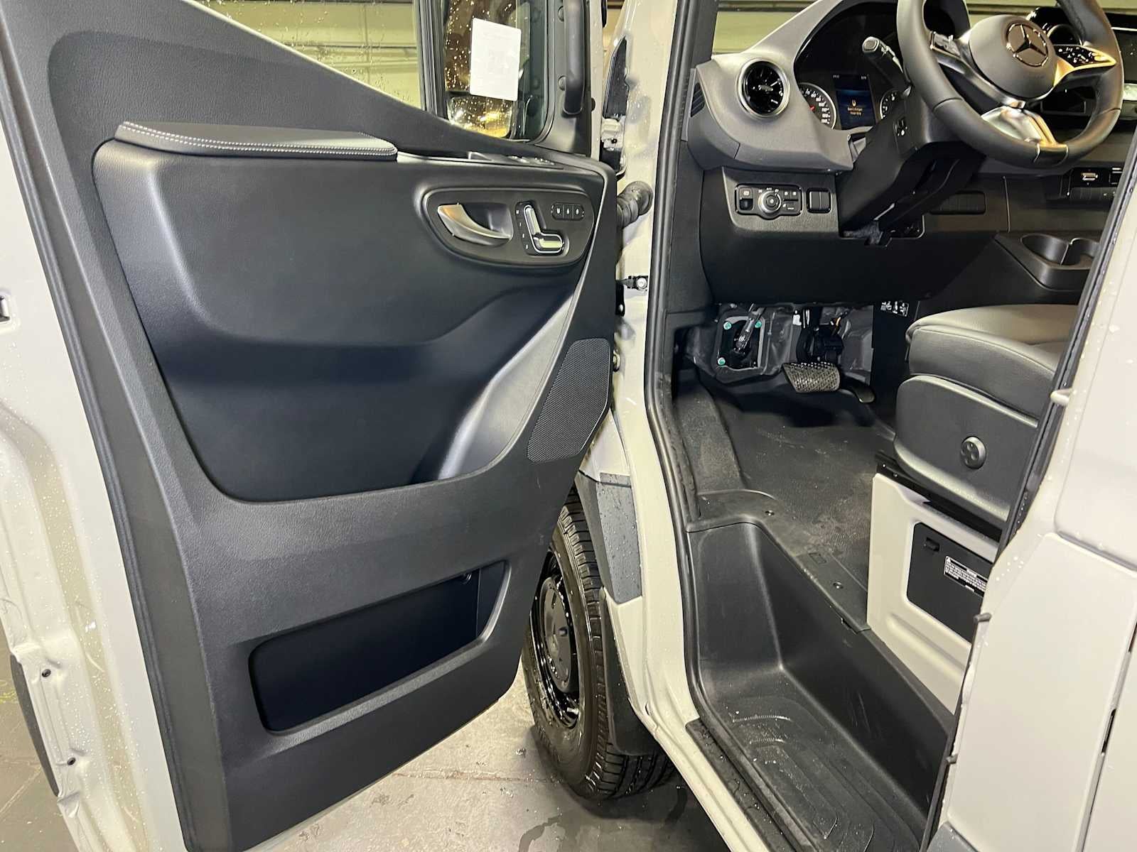 2026 Mercedes-Benz Sprinter Crew 2500 Standard Roof I4 Diesel HO 144 AWD