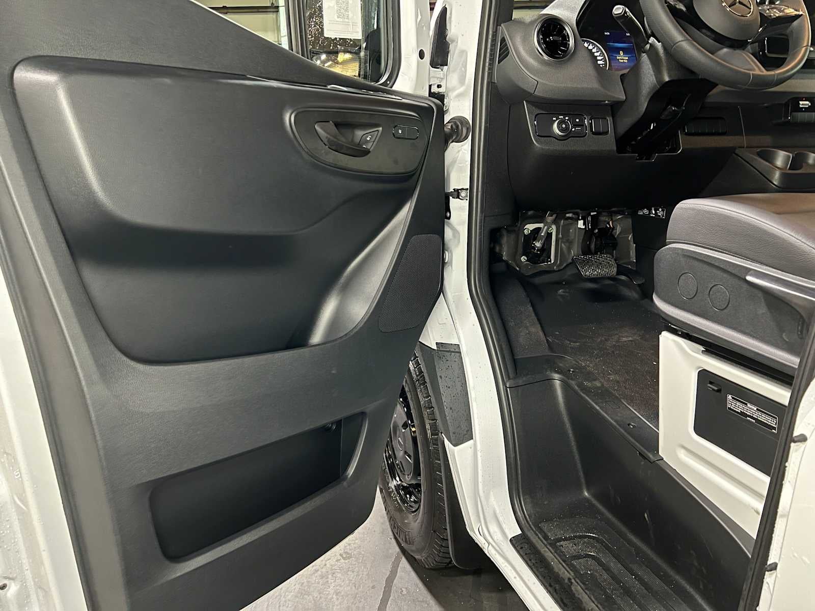 2026 Mercedes-Benz Sprinter 2500 Standard Roof I4 Diesel 144 RWD