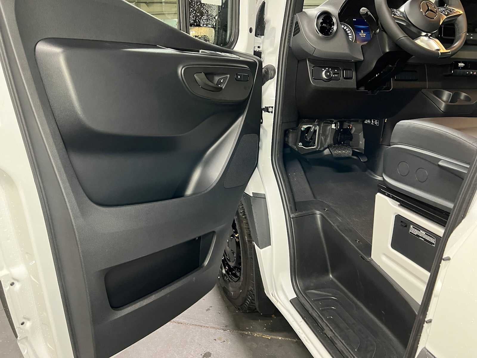 2026 Mercedes-Benz Sprinter 2500 Standard Roof I4 Diesel 144 RWD