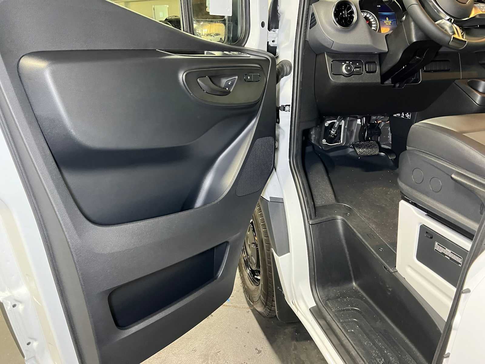 2026 Mercedes-Benz Sprinter 2500 Standard Roof I4 Diesel 144 RWD