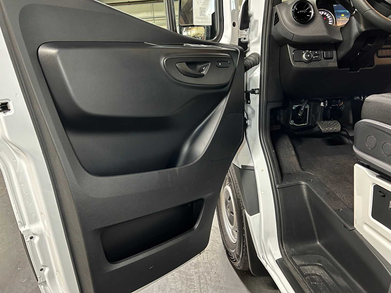 2025 Mercedes-Benz Sprinter Cargo Van 2500 Standard Roof I4 Diesel 144 RWD