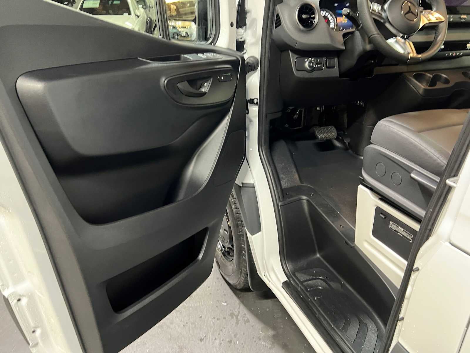 2026 Mercedes-Benz Sprinter 2500 Standard Roof I4 Diesel 144 RWD