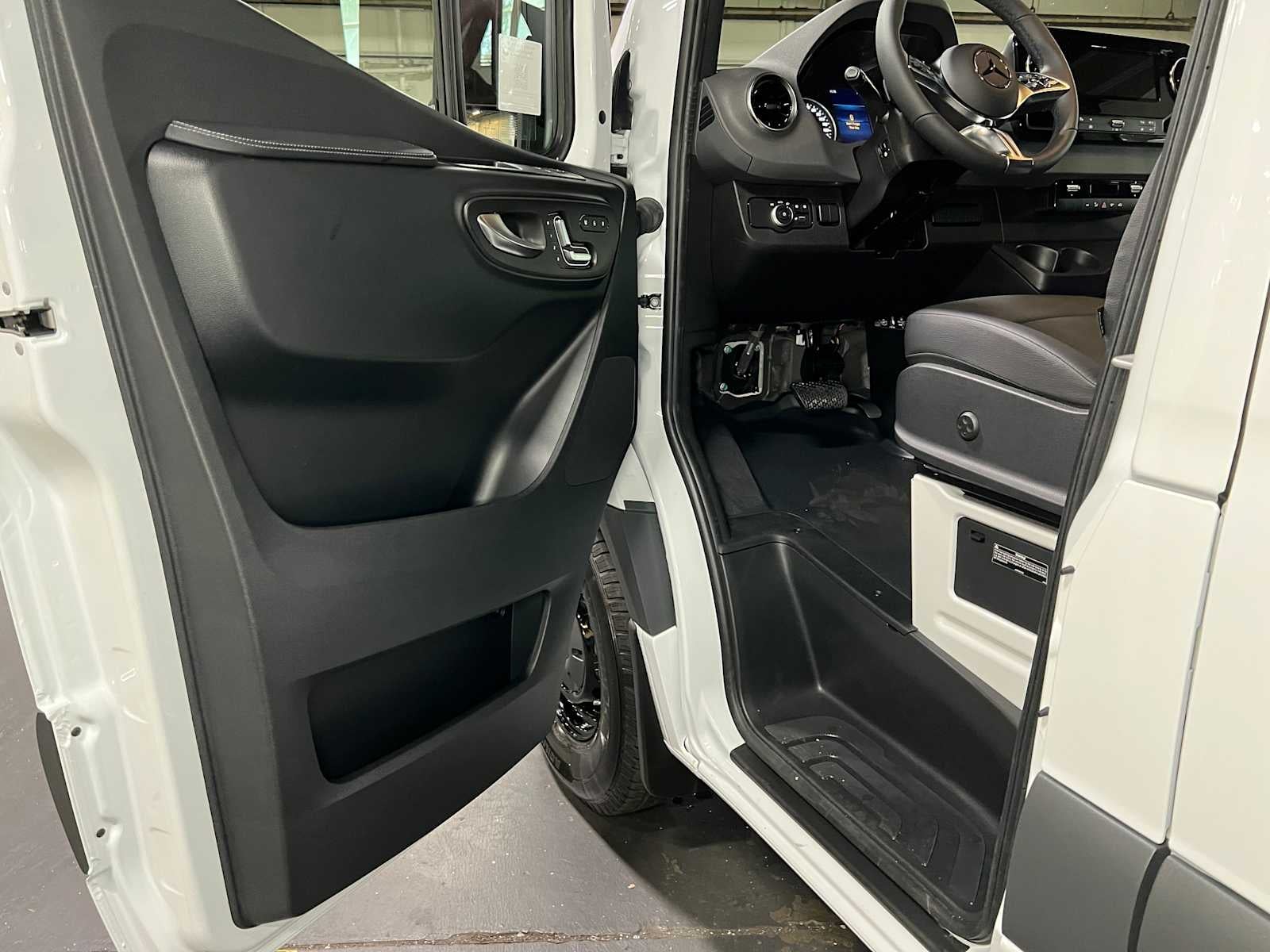 2026 Mercedes-Benz Sprinter 2500 Standard Roof I4 Diesel 144 RWD