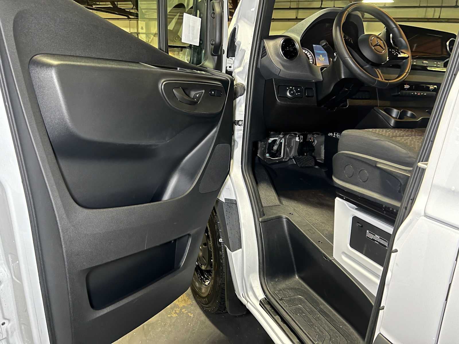 2026 Mercedes-Benz Sprinter Cargo 2500 Standard Roof I4 Diesel HO 144 RWD