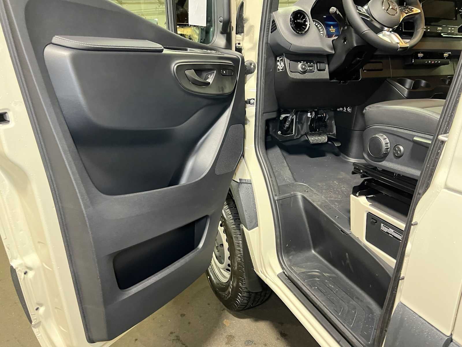 2027 Mercedes-Benz Sprinter Cargo 2500 Standard Roof I4 Diesel HO 144 AWD