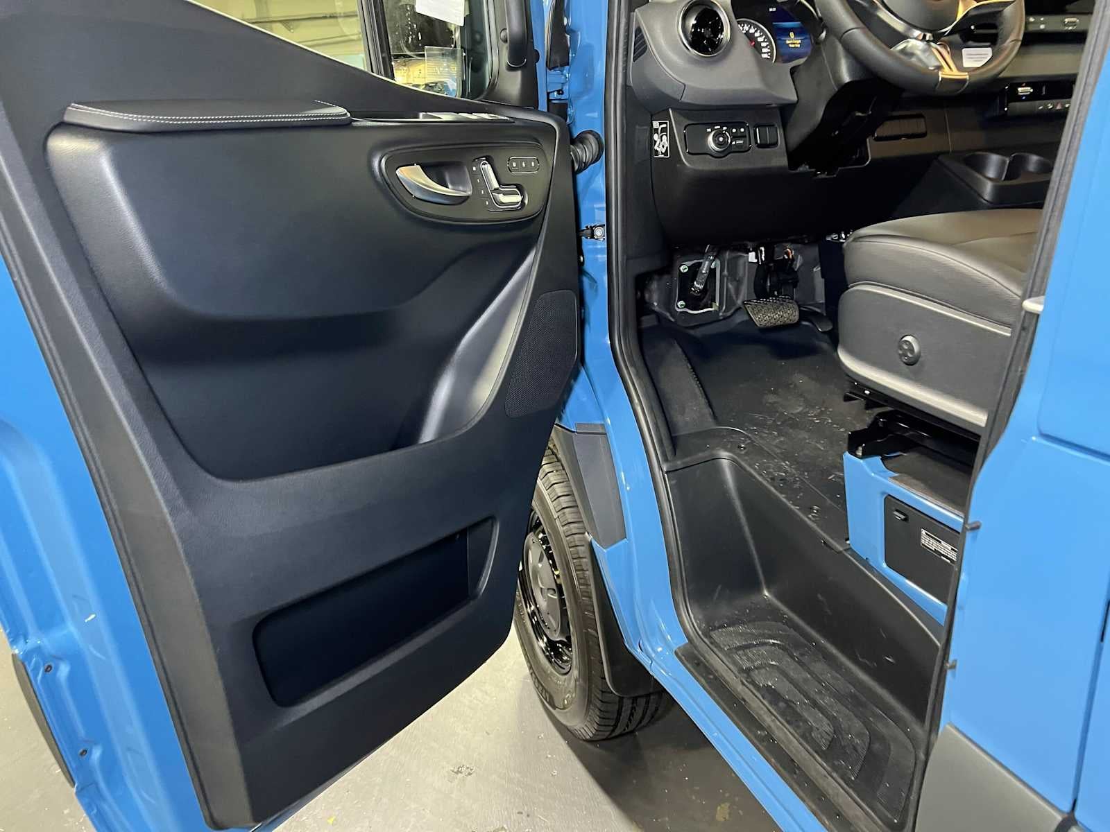 2027 Mercedes-Benz Sprinter Cargo 2500 Standard Roof I4 Diesel HO 144 AWD