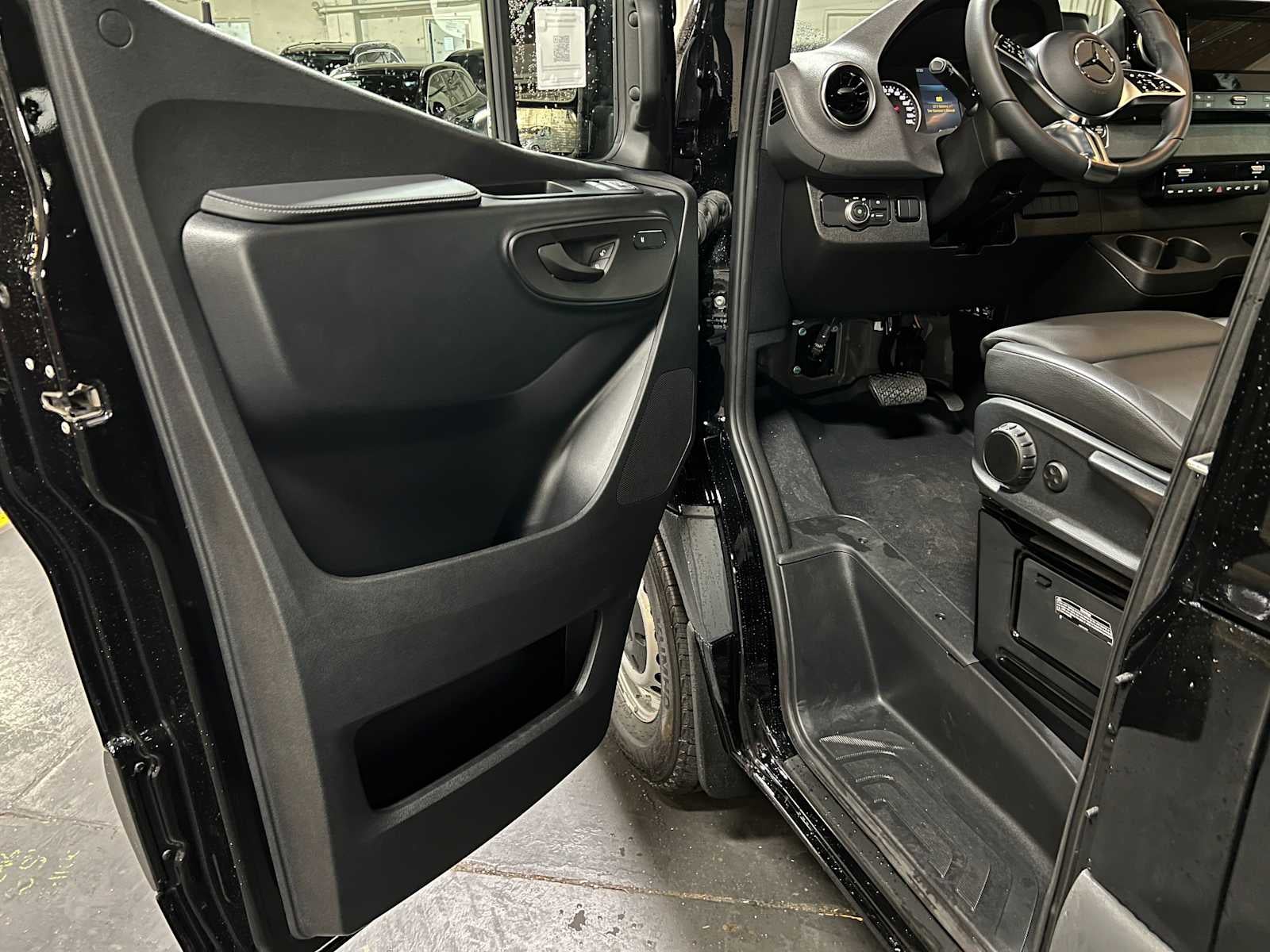 2025 Mercedes-Benz Sprinter Passenger Van 2500 High Roof I4 Diesel 170 RWD