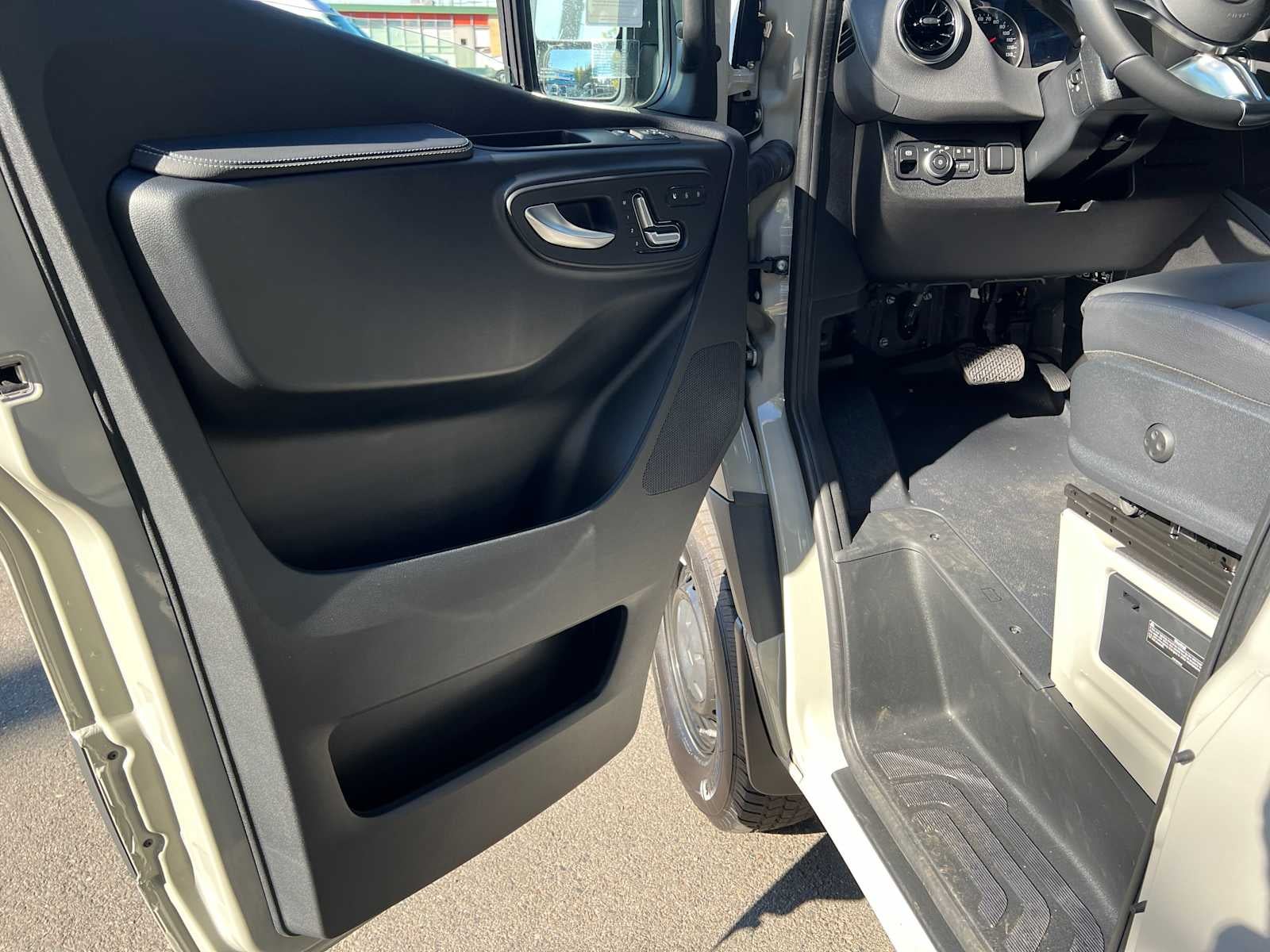 2026 Mercedes-Benz Sprinter Passenger 2500 Standard Roof I4 Diesel HO 144 AWD