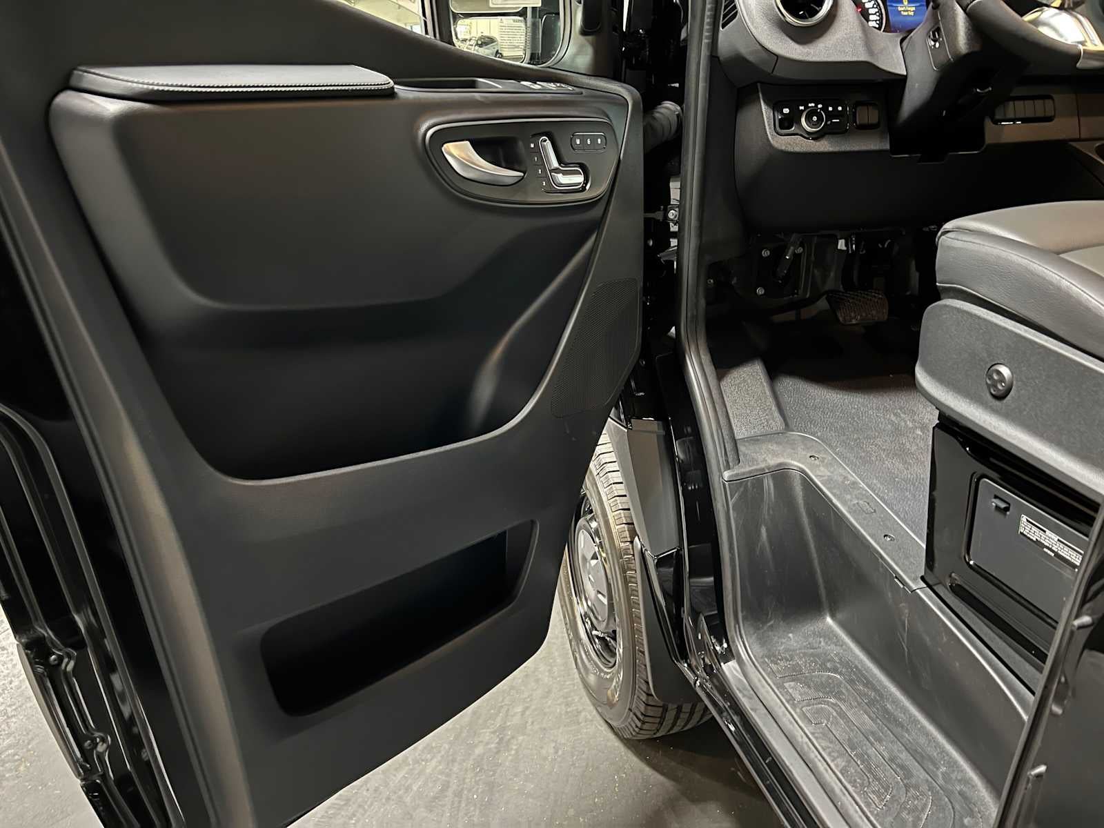 2026 Mercedes-Benz Sprinter Passenger Van 2500 Standard Roof I4 Diesel HO 144 AWD