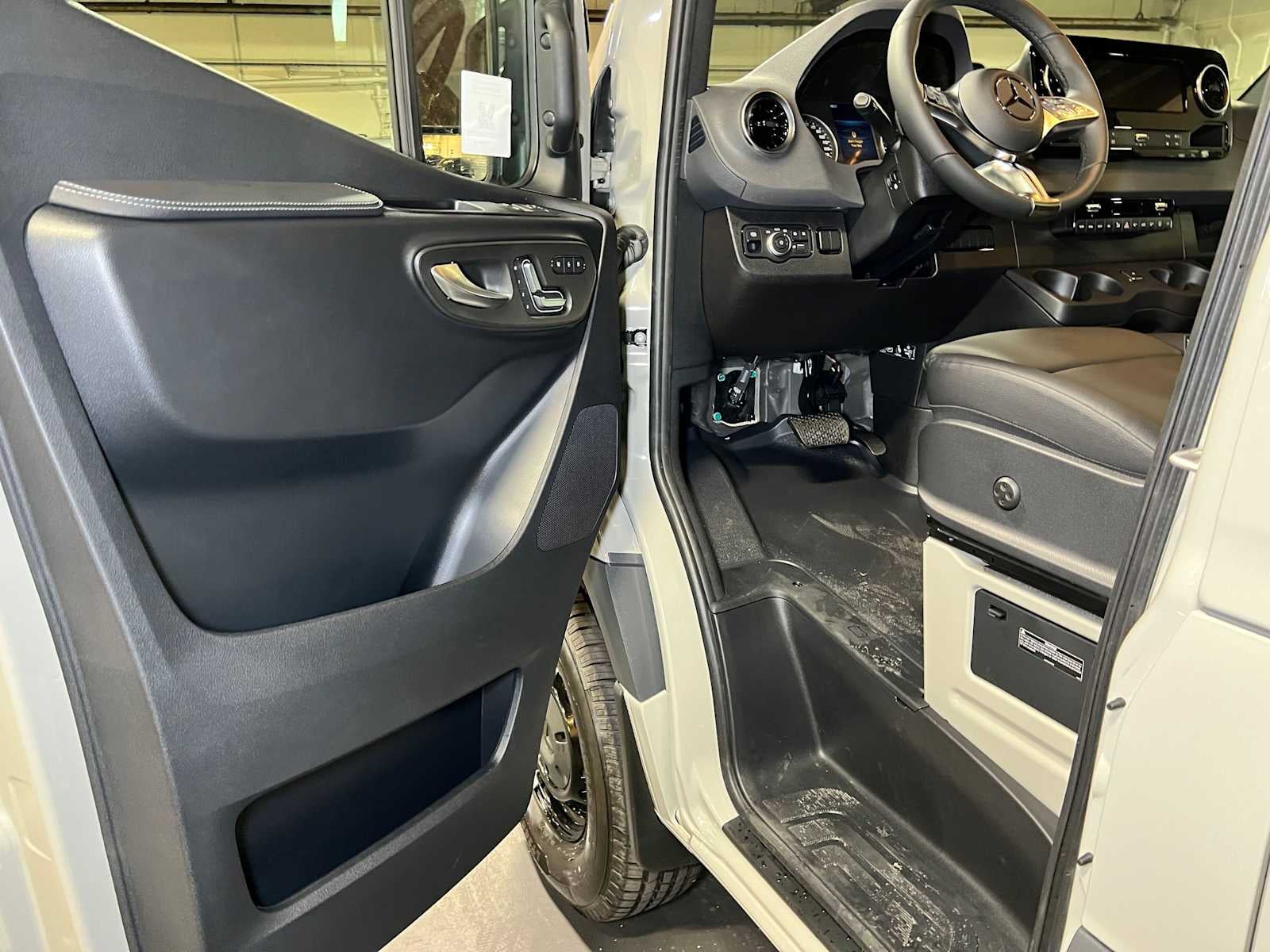 2026 Mercedes-Benz Sprinter Passenger Van 2500 Standard Roof I4 Diesel HO 144 AWD