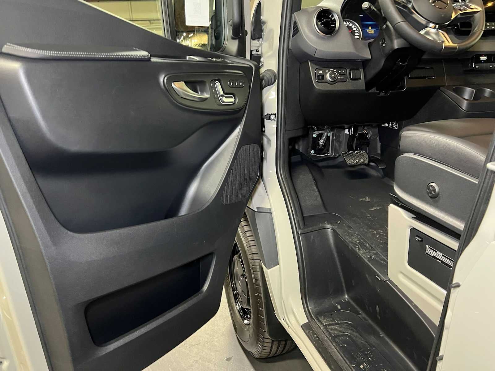 2026 Mercedes-Benz Sprinter Passenger 2500 Standard Roof I4 Diesel HO 144 AWD