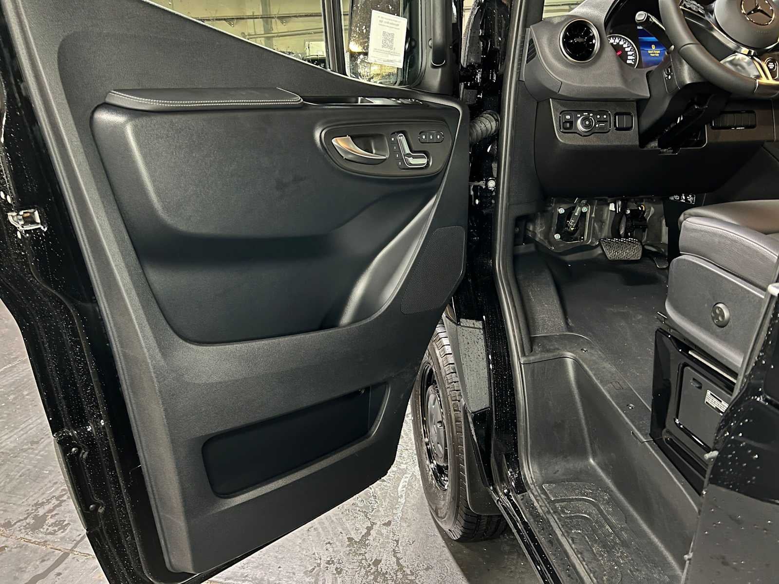 2026 Mercedes-Benz Sprinter Passenger Van 2500 Standard Roof I4 Diesel HO 144 AWD