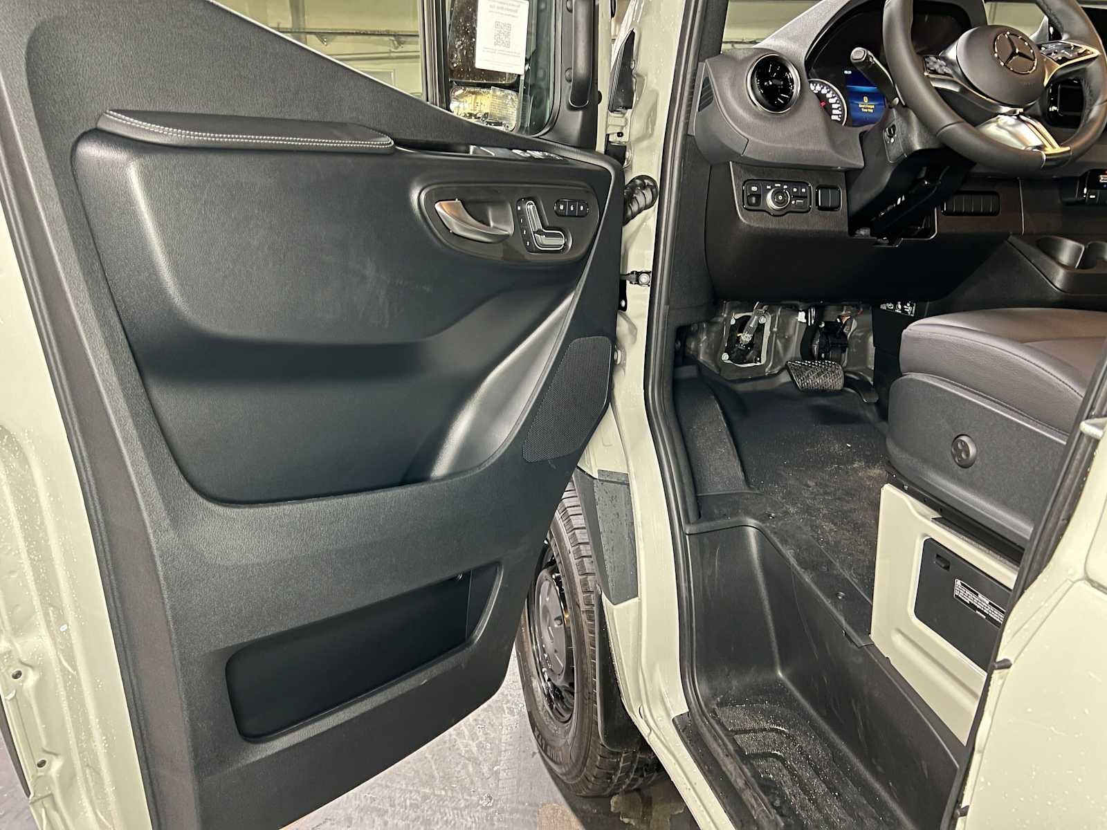 2026 Mercedes-Benz Sprinter Passenger Van 2500 Standard Roof I4 Diesel HO 144 AWD