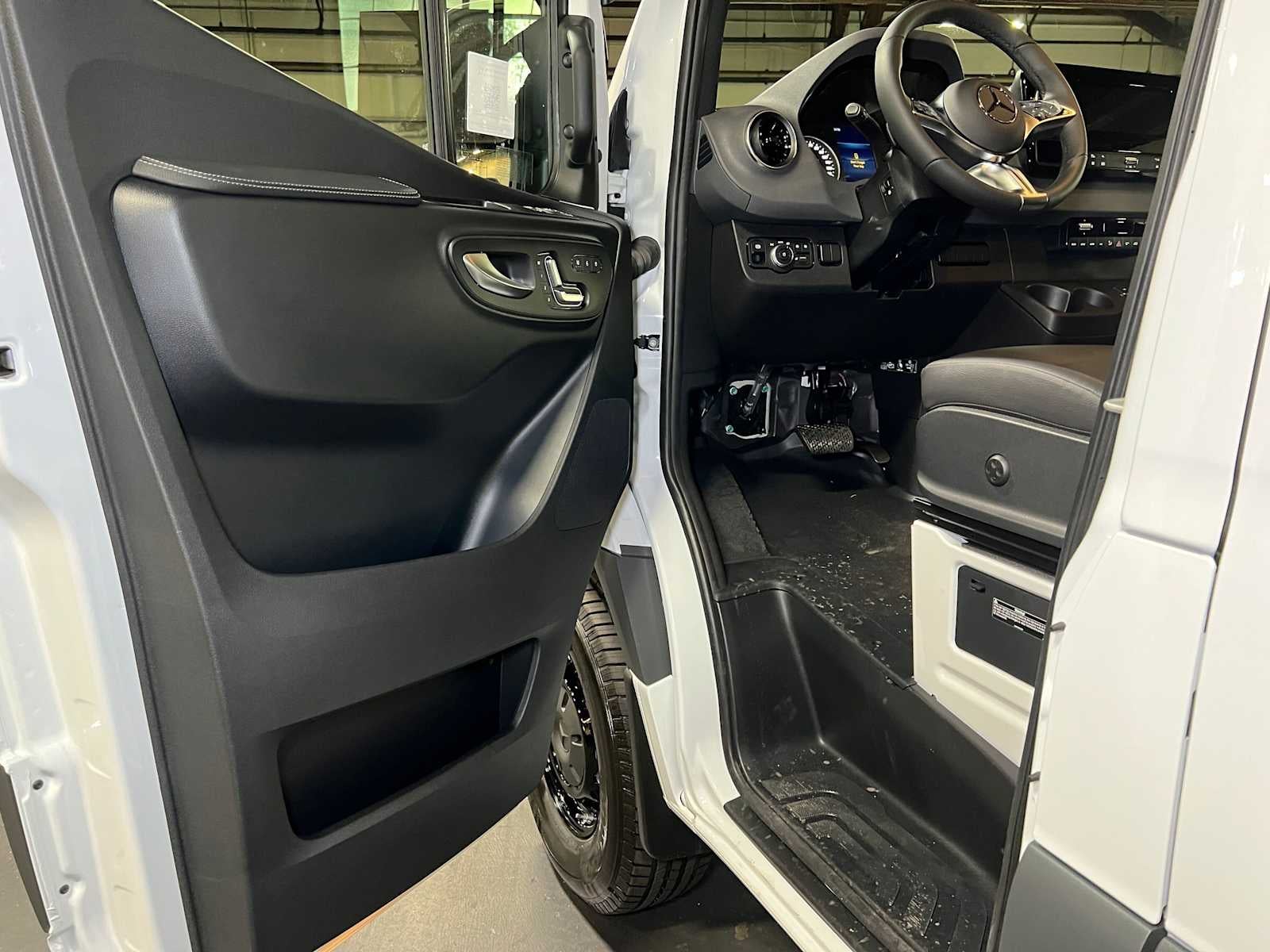 2026 Mercedes-Benz Sprinter Passenger 2500 Standard Roof I4 Diesel HO 144 AWD