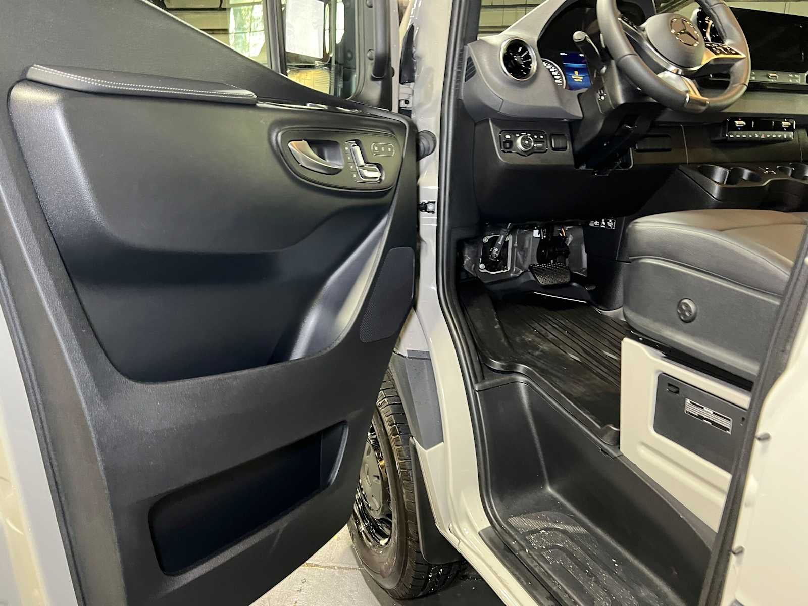 2026 Mercedes-Benz Sprinter Passenger 2500 Standard Roof I4 Diesel HO 144 AWD