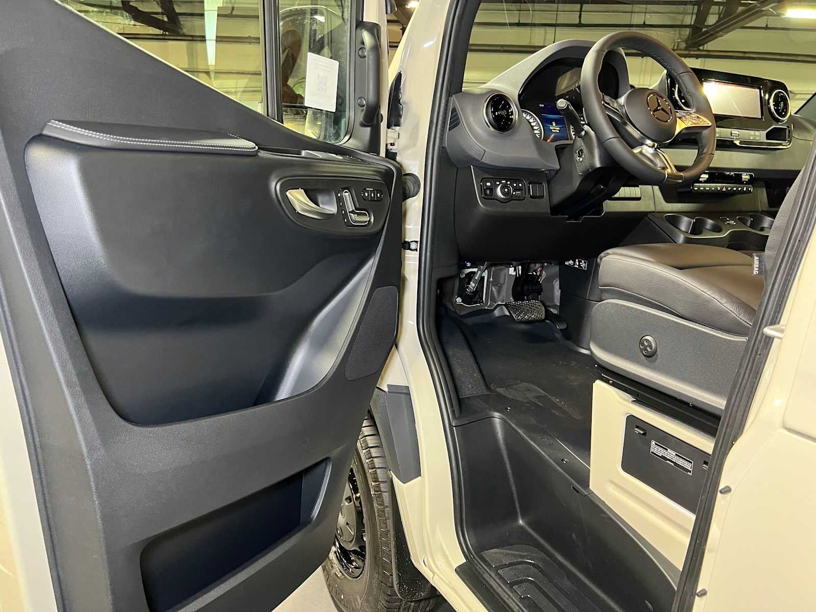 2026 Mercedes-Benz Sprinter Passenger 2500 Standard Roof I4 Diesel HO 144 AWD