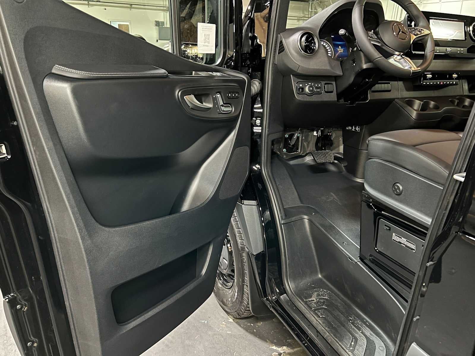 2026 Mercedes-Benz Sprinter Passenger Van 2500 High Roof I4 Diesel HO 170 RWD